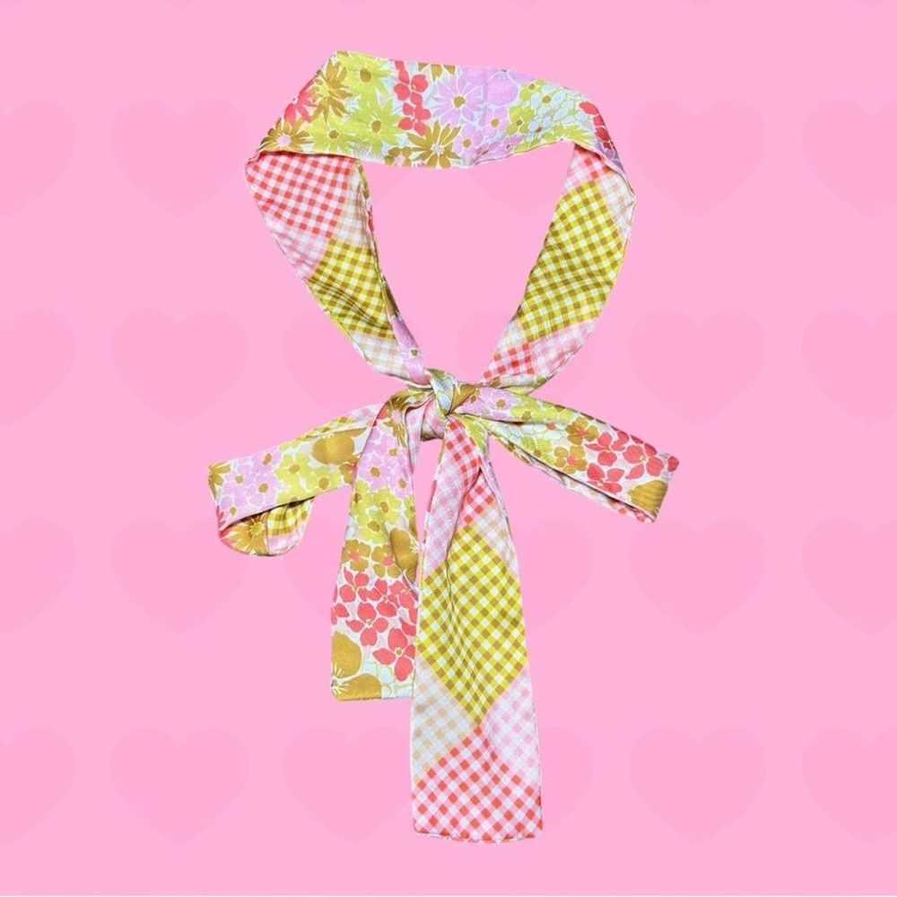 Head band with 1960s inspired pattern